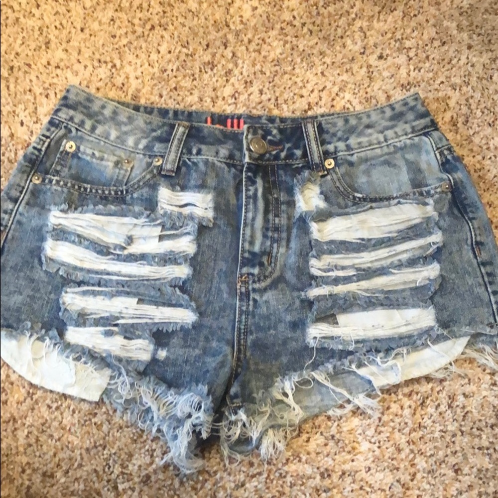 Cut-off distressed denim shorts